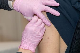 Eine vorläufige Auswertung der südafrikanischen Krankenversicherungsgruppe Discovery weist auf einen merklich verminderten Impfschutz bei der Corona-Variante Omikron hin.