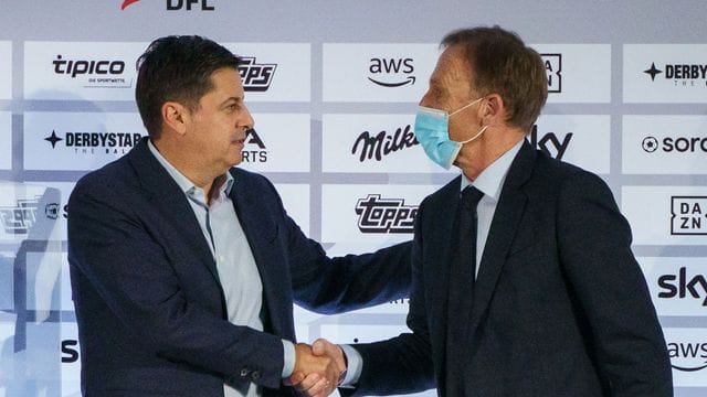 Christian Seifert (l) und Hans-Joachim Watzke, der designierte neue Aufsichtsratsvorsitzende, stehen auf dem Podium. Christian Seifert (l) und Hans-Joachim Watzke, der designierte neue Aufsichtsratsvorsitzende, stehen auf dem Podium.