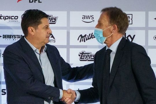 Christian Seifert (l) und Hans-Joachim Watzke, der designierte neue Aufsichtsratsvorsitzende, stehen auf dem Podium.
