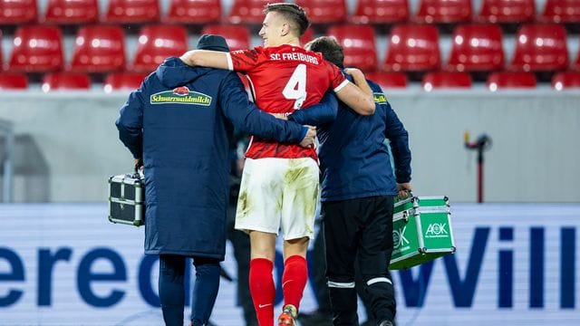 Schlotterbeck hat sich in der Partie gegen die TSG Hoffenheim verletzt und wird vom Platz begleitet. Schlotterbeck hat sich in der Partie gegen die TSG Hoffenheim verletzt und wird vom Platz begleitet.