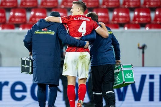 Schlotterbeck hat sich in der Partie gegen die TSG Hoffenheim verletzt und wird vom Platz begleitet.