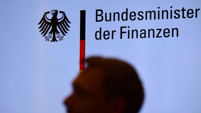 Bundesfinanzminister Christian Lindner vor dem Schriftzug seines Ministeriums. Bundesfinanzminister Christian Lindner vor dem Schriftzug seines Ministeriums.