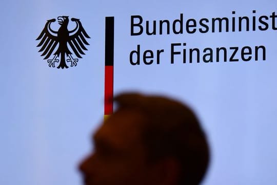 Bundesfinanzminister Christian Lindner vor dem Schriftzug seines Ministeriums.