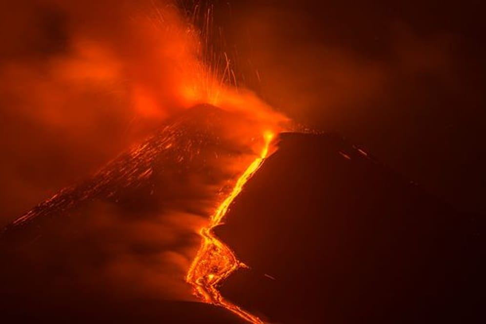 Heiße Lava fließt vom Vulkan Ätna.