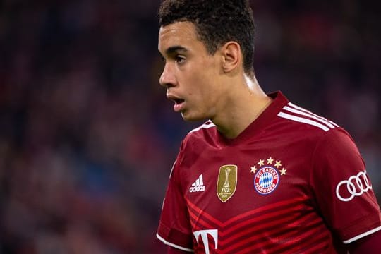 FCB-Trainer Julian Nagelsmann setzt gegen den VfB Stuttgart in der Startaufstellung auf das 18-jährige Talent Jamal Musiala.