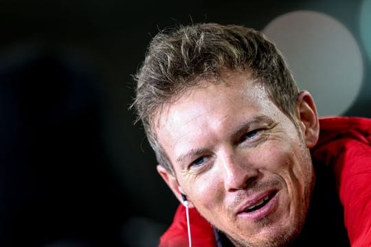 Bayerns Cheftrainer Julian Nagelsmann beim TV-Interview vor dem Spiel.