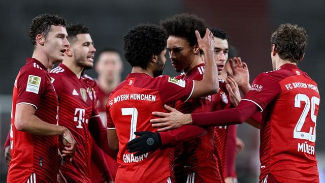 Bayerns Serge Gnabry (M, l) jubelt mit Leroy Sané und weiteren Mitspielern über seinen Treffer zur 2:0-Führung in Stuttgart. Bayerns Serge Gnabry (M, l) jubelt mit Leroy Sané und weiteren Mitspielern über seinen Treffer zur 2:0-Führung in Stuttgart.