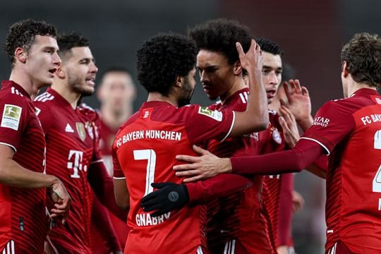 Bayerns Serge Gnabry (M, l) jubelt mit Leroy Sané und weiteren Mitspielern über seinen Treffer zur 2:0-Führung in Stuttgart.