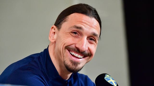 Zlatan Ibrahimovic lacht während einer Pressekonferenz.