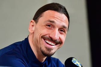 Zlatan Ibrahimovic lacht während einer Pressekonferenz.