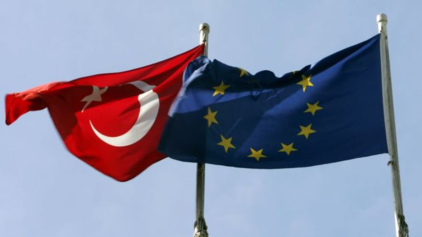 Die türkische und die europäische Flagge wehen im Wind.