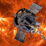 Die Computergrafik zeigt die "Parker Solar Probe"-Sonde der US-Raumfahrtbehörde Nasa auf dem Weg zur Sonne.