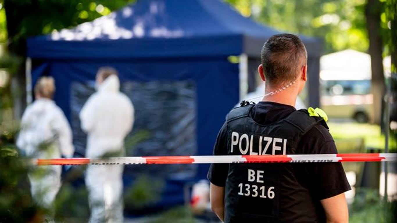 Ein Polizeibeamter sichert nach dem sogenannten "Tiergartenmord" in Berlin den Tatort.