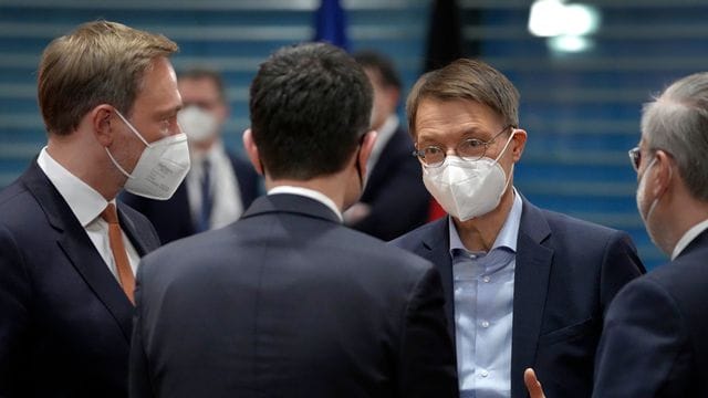 Bundesgesundheitsminister Karl Lauterbach (SPD) im Gespräch mit Justizminister Marco Buschmann und Finanzminister Christian Lindner (beide FDP). Bundesgesundheitsminister Karl Lauterbach (SPD) im Gespräch mit Justizminister Marco Buschmann und Finanzminister Christian Lindner (beide FDP).