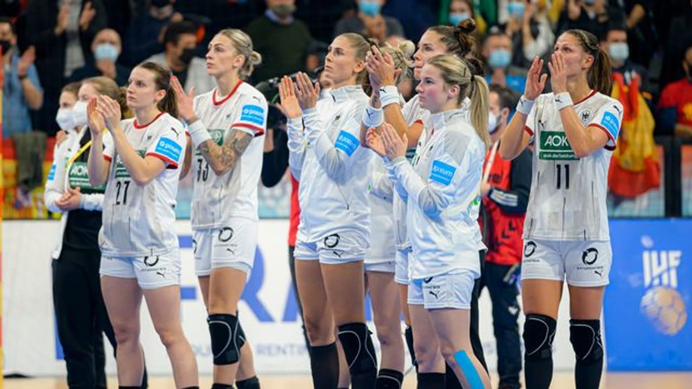 Deutschlands Handballerinnen nach dem verlorenen Spiel gegen Spanien.