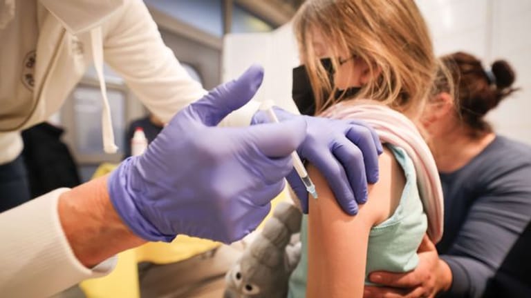 Ein neunjähriges Mädchen bekommt in Begleitung seiner Mutter den Impfstoff von Biontech/Pfizer verabreicht.
