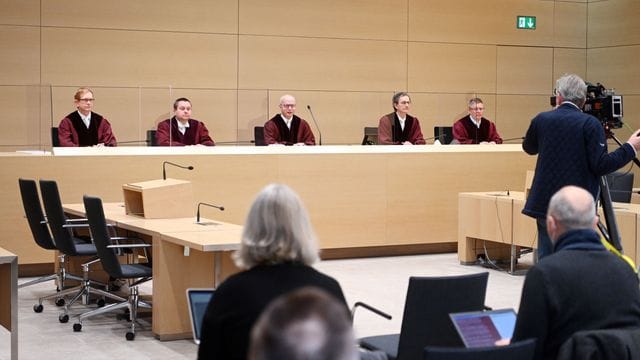Der Dritte Strafsenat des Bundesgerichtshof (BGH) mit den Richtern Stephan Anstötz, Carsten Paul, Jürgen Schäfer (Vorsitz), Johannes Berg und Helmut Kreicker.