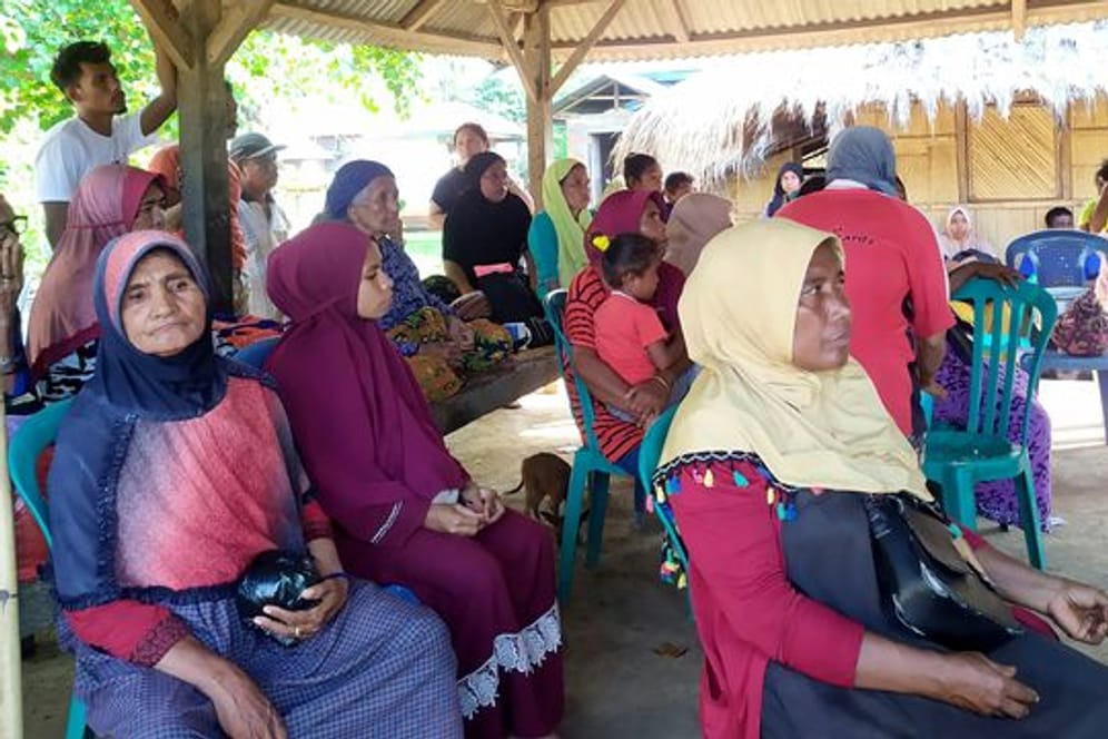 Menschen versammeln sich nach einem Seebeben der Stärke 7,4 in Indonesien in einem provisorischen Schutzraum.