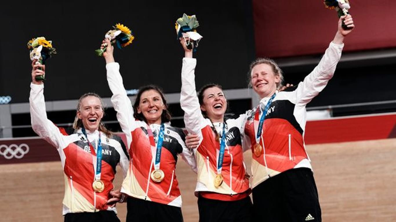 Deutschlands Franziska Brauße, Lisa Brennauer, Lisa Klein und Mieke Kröger (l-r) feiern bei einer Siegerehrung.