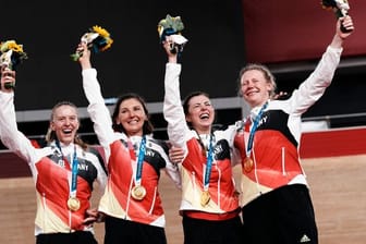 Deutschlands Franziska Brauße, Lisa Brennauer, Lisa Klein und Mieke Kröger (l-r) feiern bei einer Siegerehrung.