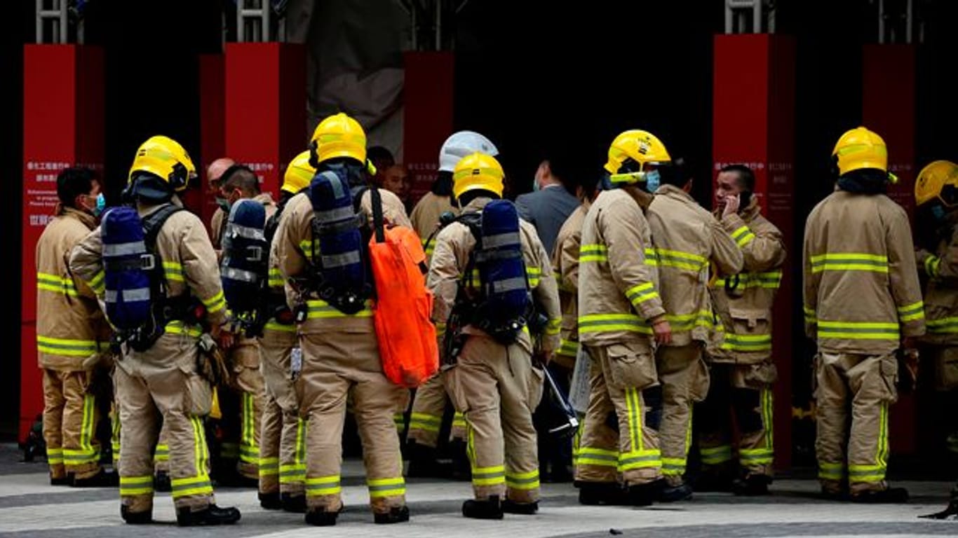 Feuerwehrleute am Einsatzort vor Hongkongs World Trade Centre.
