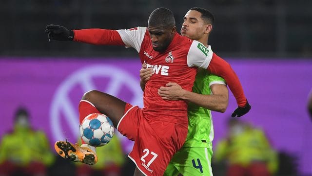 Kölns Anthony Modeste (l) setzt sich gegen Maxence Lacroix vom VfL Wolfsburg. Kölns Anthony Modeste (l) setzt sich gegen Maxence Lacroix vom VfL Wolfsburg.