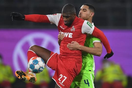 Kölns Anthony Modeste (l) setzt sich gegen Maxence Lacroix vom VfL Wolfsburg.