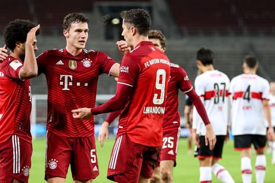 Bayern München hat die vielen Ausfälle im Mittelfeld problemlos kompensiert und beim VfB Stuttgart souverän mit 5:0 gesiegt.