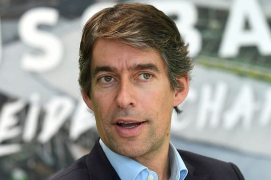 Michael Meeske spricht während einer Pressekonferenz im Medienraum des VfL-Centers.