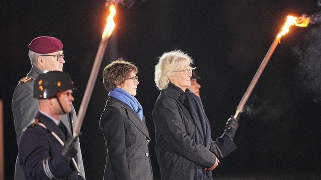 Annegret Kramp-Karrenbauer (M) neben Generalinspekteur Eberhard Zorn und Verteidigungsministerin Christine Lambrecht. Annegret Kramp-Karrenbauer (M) neben Generalinspekteur Eberhard Zorn und Verteidigungsministerin Christine Lambrecht.