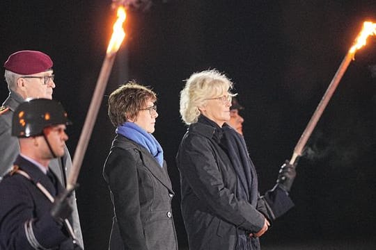 Annegret Kramp-Karrenbauer (M) neben Generalinspekteur Eberhard Zorn und Verteidigungsministerin Christine Lambrecht.
