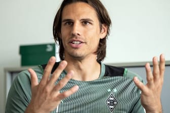 Yann Sommer, Torwart von Borussia Mönchengladbach, spricht während eines Interviews.