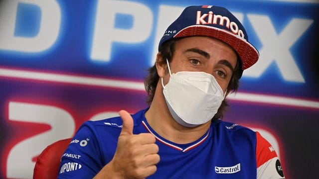 Der Spanier Fernando Alonso vom Team Alpine spricht während einer Pressekonferenz.