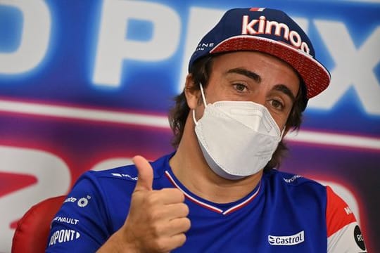 Der Spanier Fernando Alonso vom Team Alpine spricht während einer Pressekonferenz.