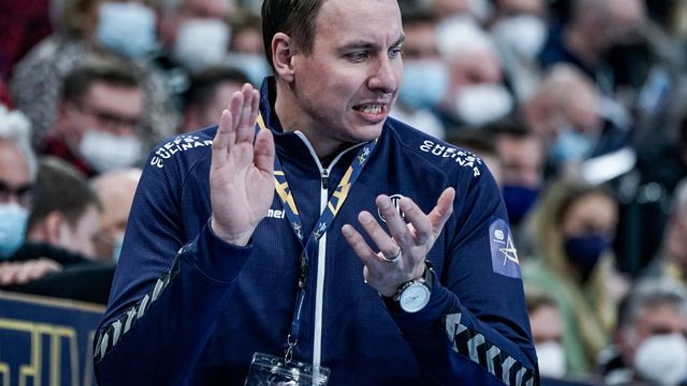 Kiels Trainer Filip Jicha coacht sein Team.