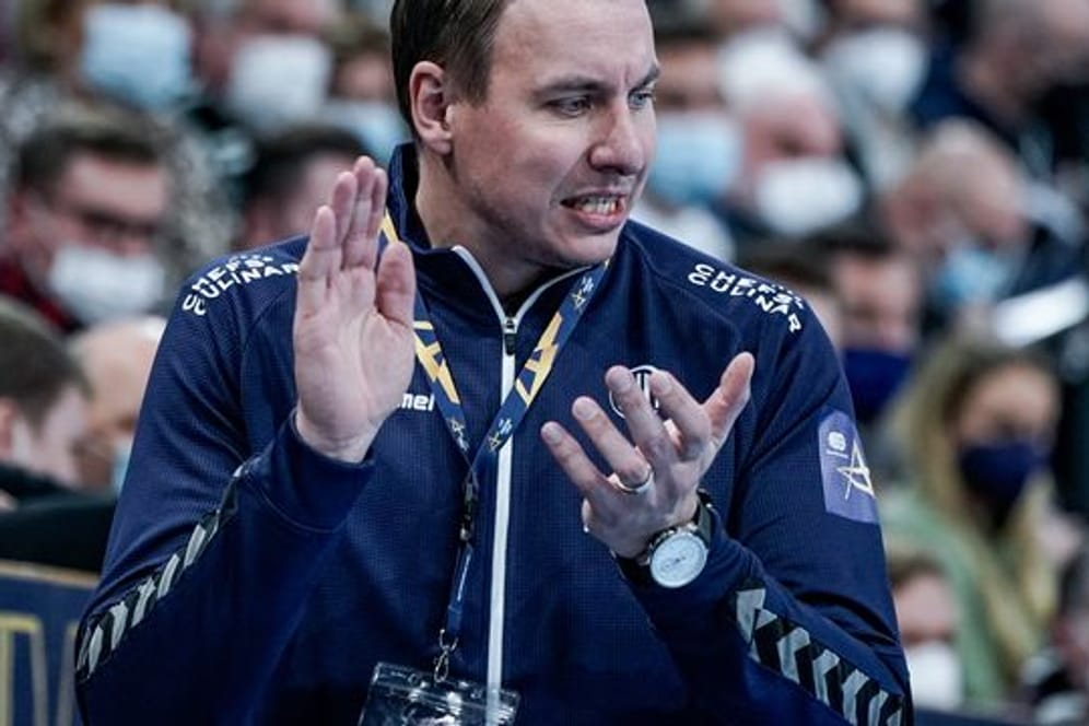 Kiels Trainer Filip Jicha coacht sein Team.