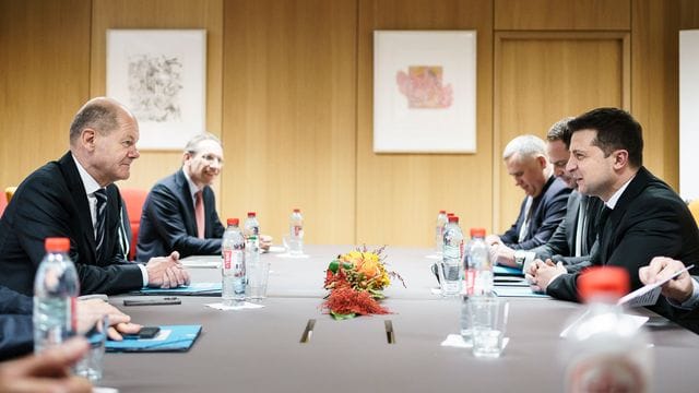 Bundeskanzler Olaf Scholz (SPD, l) im Gespräch mit dem ukrainischen Präsidenten Wolodymyr Selenski (r) beim Gipfeltreffen der Östlichen Partnerschaft in Brüssel.