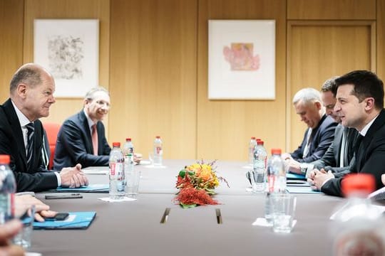 Bundeskanzler Olaf Scholz (SPD, l) im Gespräch mit dem ukrainischen Präsidenten Wolodymyr Selenski (r) beim Gipfeltreffen der Östlichen Partnerschaft in Brüssel.