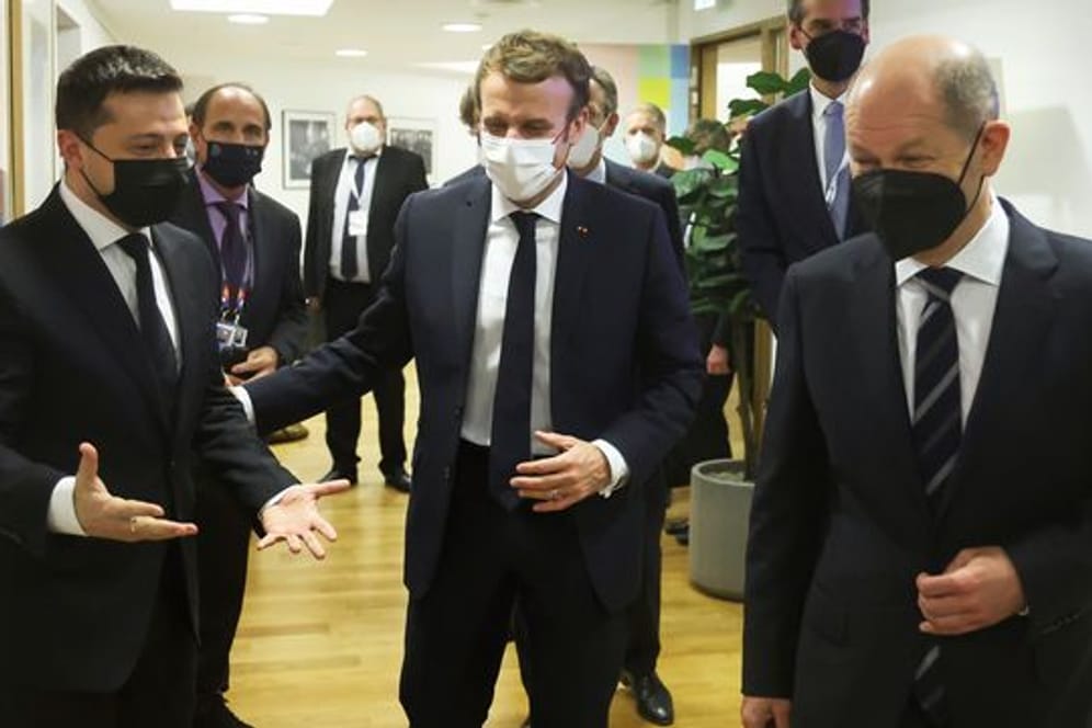 Emmanuel Macron (M), Präsident von Frankreich, Wolodymyr Selenskyj (l) Präsident der Ukraine, und Bundeskanzler Olaf Scholz (r, SPD) am Rande des Gipfels der Östlichen Partnerschaft.