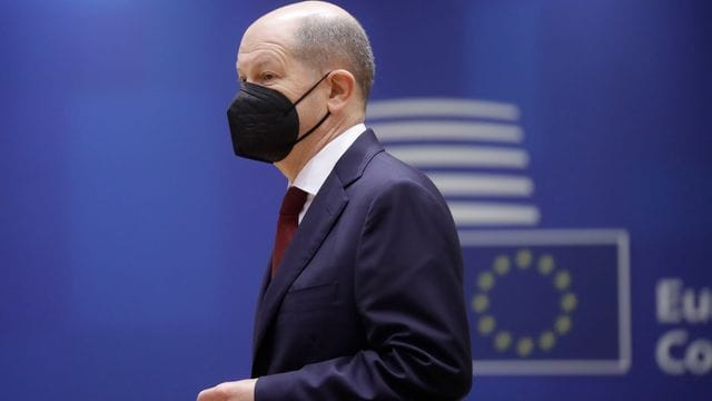 Bundeskanzler Olaf Scholz trifft zum EU-Gipfel im Gebäude des Europäischen Rates ein.