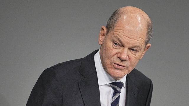 Bundeskanzler Olaf Scholz (SPD) hat die faktische Ausweisung zweier russischer Diplomaten verteidigt.