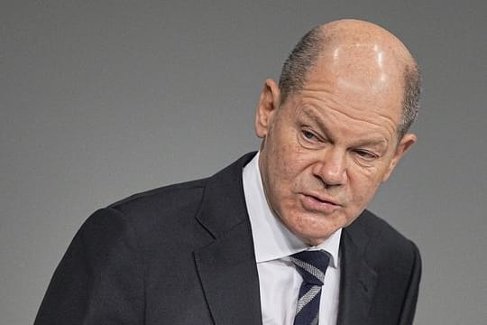 Bundeskanzler Olaf Scholz (SPD) hat die faktische Ausweisung zweier russischer Diplomaten verteidigt.