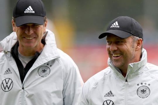 Oliver Bierhoff (l), Direktor Nationalmannschaften und Akademie und Bundestrainer Hansi Flick.