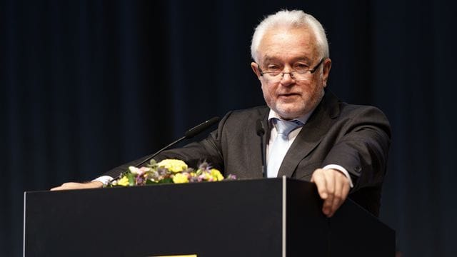 Bundestagsvizepräsident Wolfgang Kubicki beim FDP-Landesparteitag in Schleswig-Holstein. Bundestagsvizepräsident Wolfgang Kubicki beim FDP-Landesparteitag in Schleswig-Holstein.
