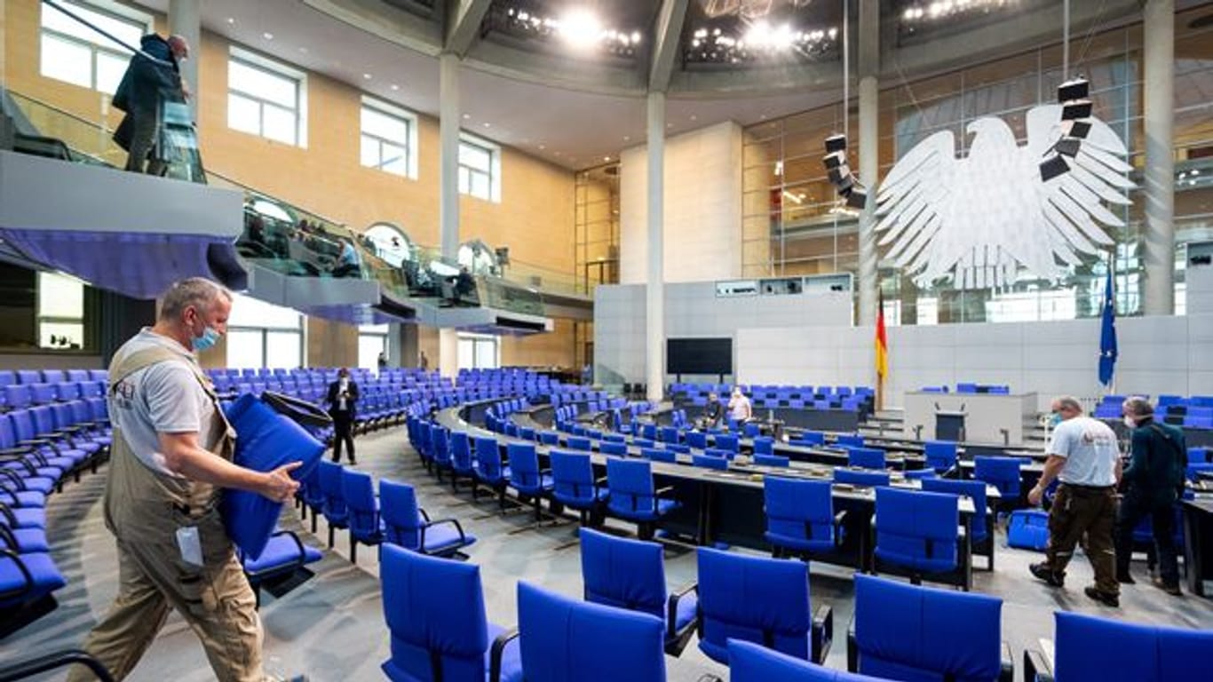 Handwerker im Plenarsaal im Deutschen Bundestag.