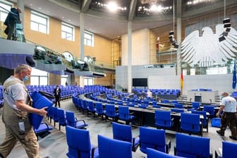 Handwerker im Plenarsaal im Deutschen Bundestag.