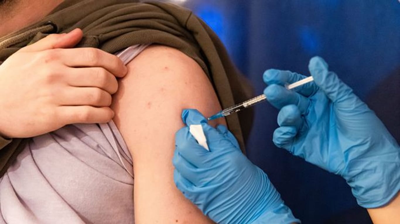 Einer Person wird in Hannover der Corona-Impfstoff in den Oberarm verabreicht.