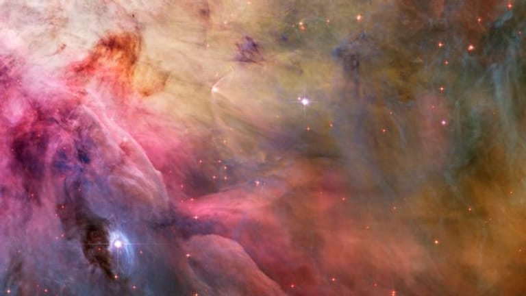 Der Stern LL Orionis zusammen mit dem Orionnebel.