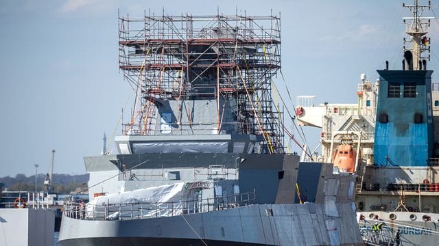 Ein Kriegsschiff vom Typ Meko 200 für Ägypten im Neustädter Hafen.