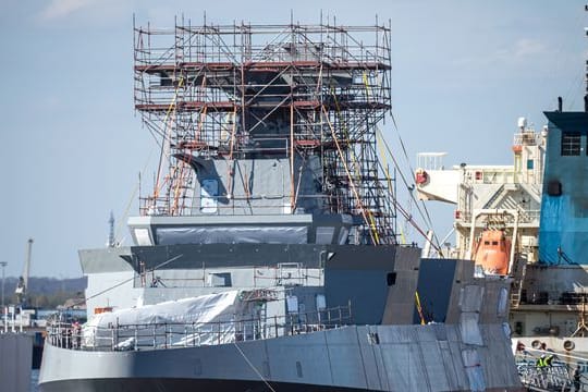 Ein Kriegsschiff vom Typ Meko 200 für Ägypten im Neustädter Hafen.